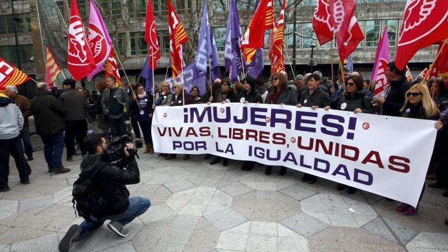 Unas 150.000 trabajadoras hacen el paro del turno de mañana, según UGT y CCOO