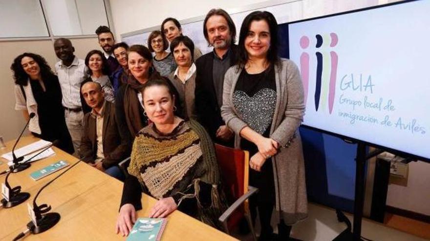 Yolanda Alonso, a la derecha, junto a representantes de las entidades del grupo local de inmigración.