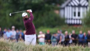 Jon Rahm, practicando en el campo del Royal Liverpool Golf Club.