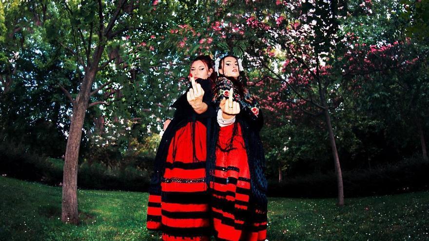 cool again": el colectivo que reivindica las tradiciones, monta fiestas en castillos y busca que la gente joven vuelva a su pueblo
