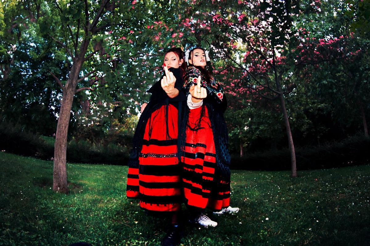 Dos jóvenes con un traje tradicional castellano en una fotografía de un reportaje publicado por La Perdiz Roja.