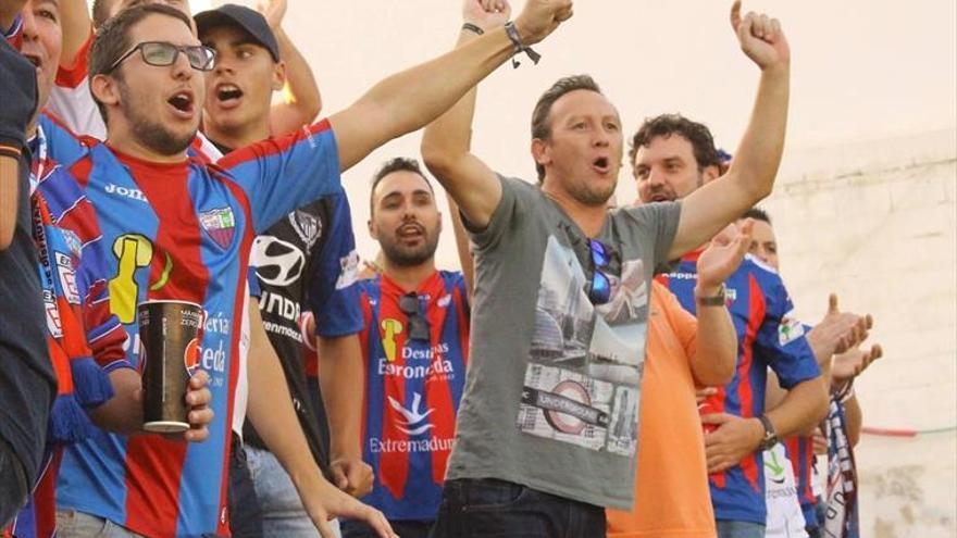 El Extremadura se reconecta a la liga y premia a su afición
