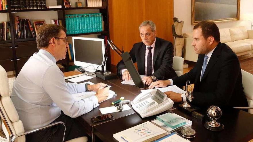 El presidente Núñez Feijóo junto a Jorge Cubela y José Balseiros. // Faro