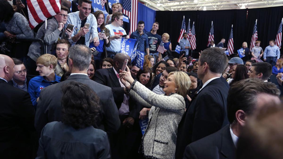 Selfi de Hillary Clinton con algunos de sus seguidores en el acto de los demócratas en Carolina del Sur