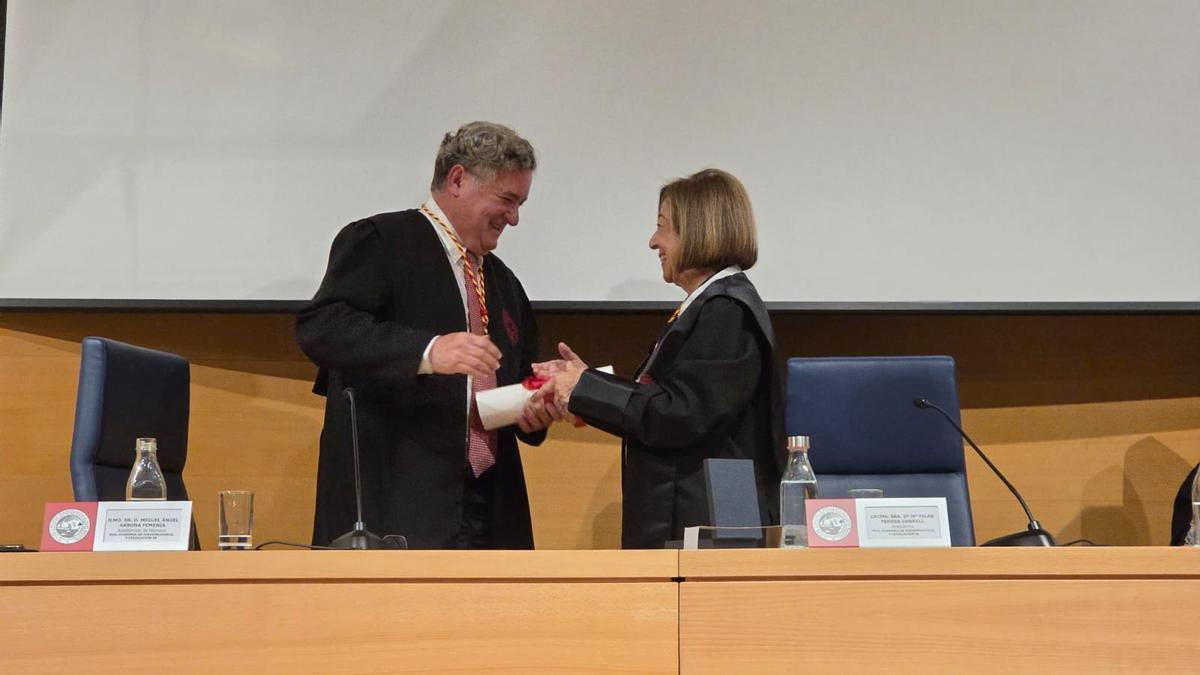 La presidenta de la Academia, Pilar Ferrer, entregó la medalla al nuevo académico