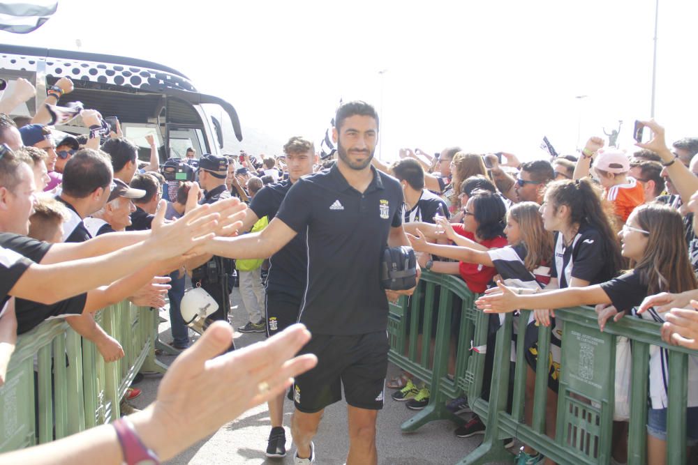 Multitudinaria llegada del FC Cartagena