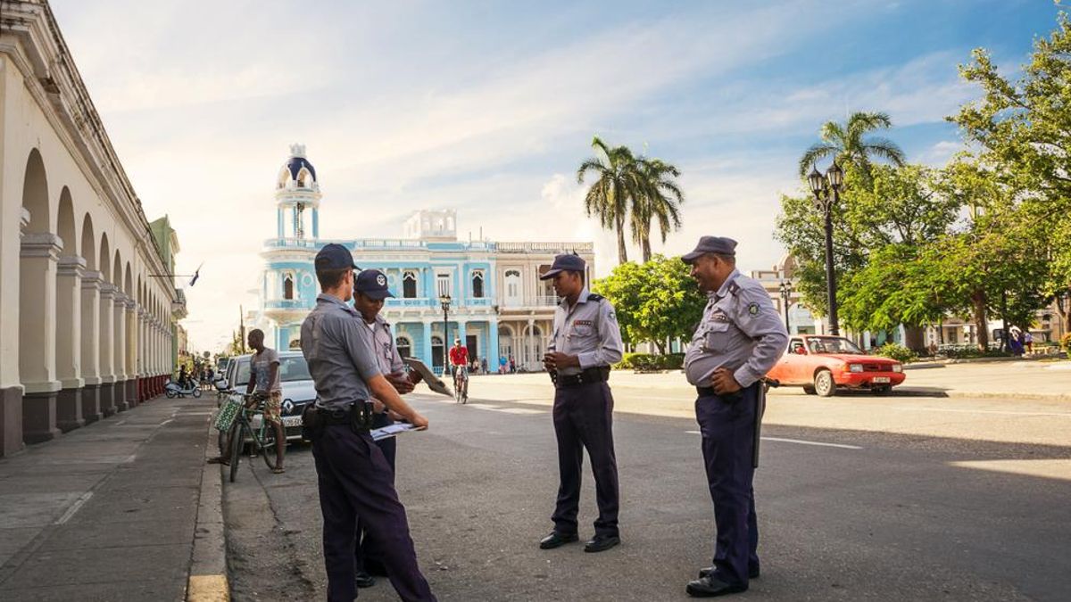 Policías cubanos.