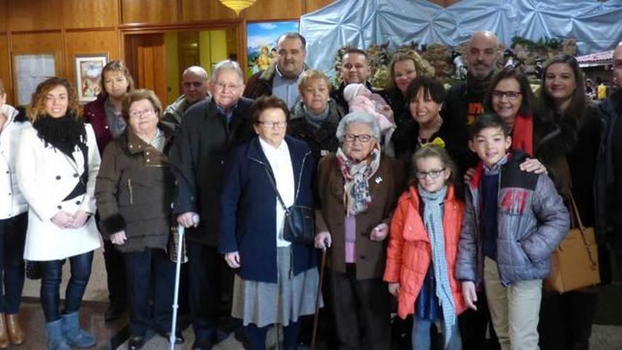 Ludivina Onís Ovín, en el centro, rodeada de su familia, ayer, en la residencia Nuestra Señora de Covadonga.