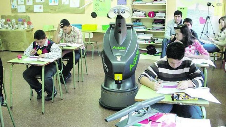 El robot «Tico», ayer, en plena clase, en el colegio de Pola de Allande.