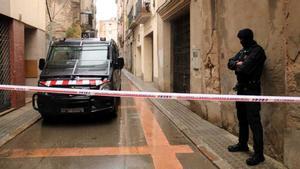 Detenido un joven por la agresión sexual a una menor en Igualada en noviembre. En la foto, los Mossos frente a la casa del detenido, en Igualada.