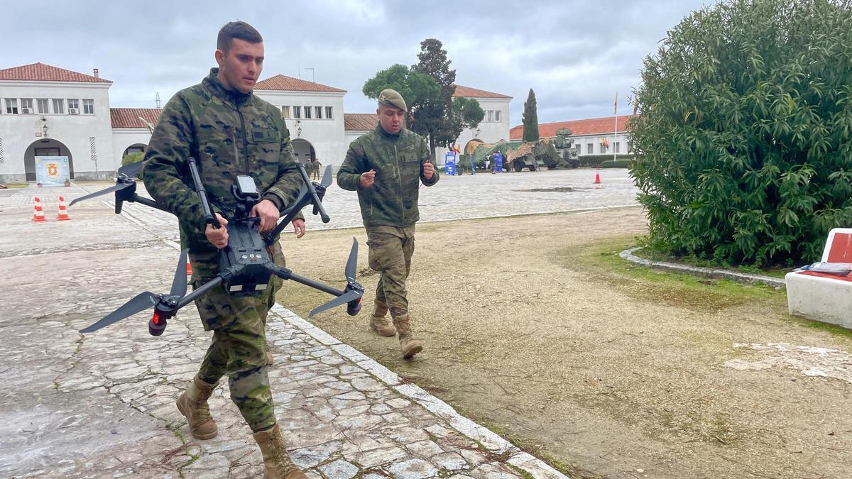 En el Ejército inquieta la proliferacion de millones de drones en el frente de Ucrania. En la foto, militares del Regimiento de Artillería Antiaérea RAAA71 de Madrid.