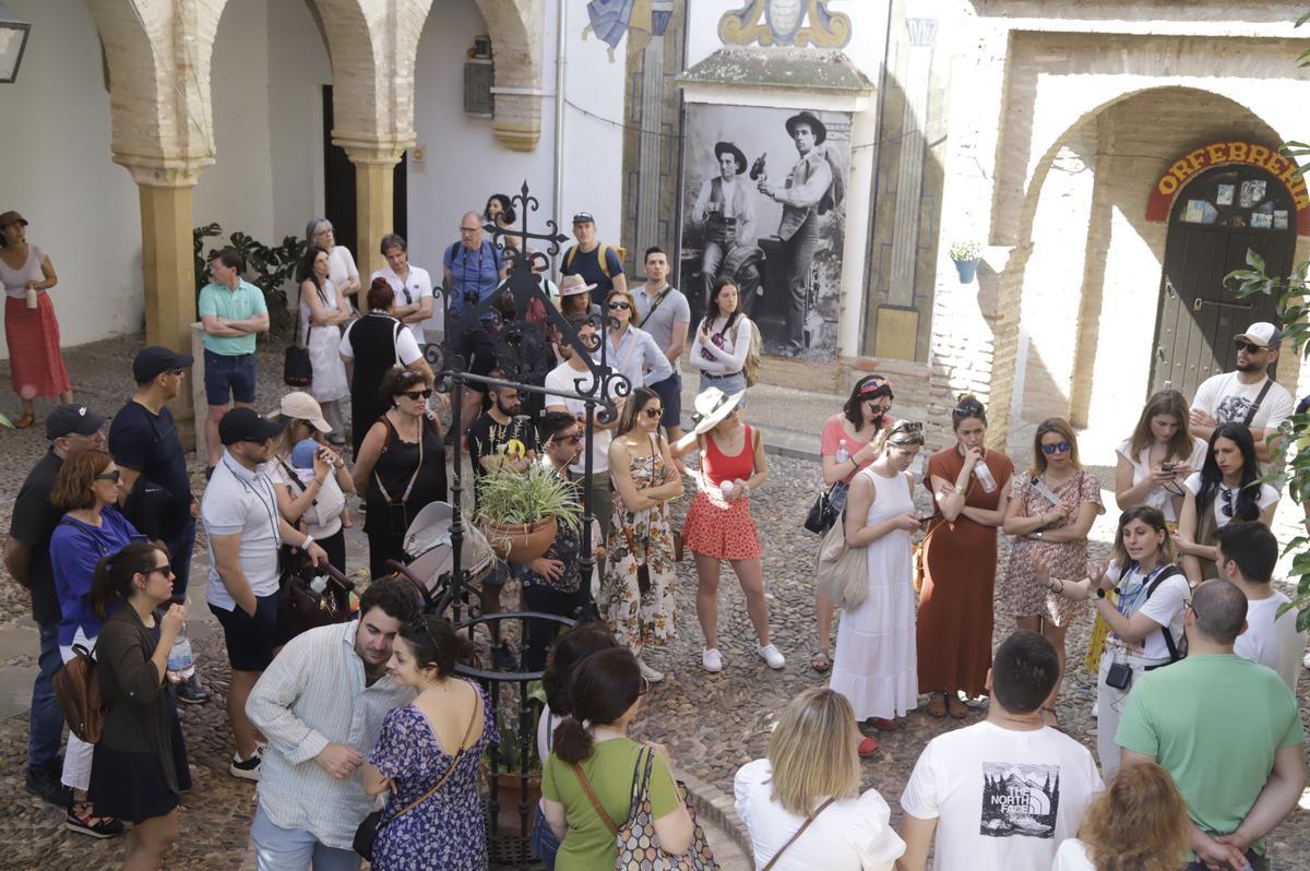 Un grupo de turistas visita el zoco municipal de Córdoba.