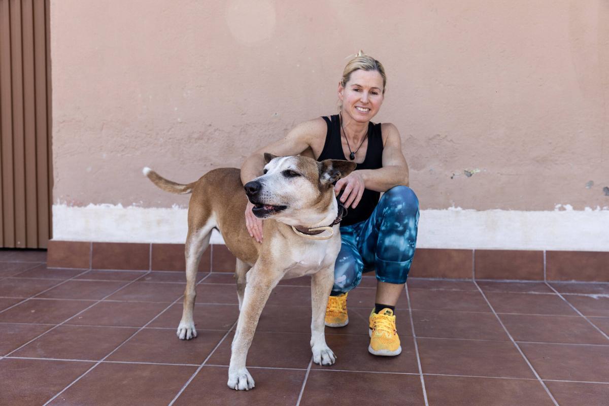 María, vecina de Terrassa, que ha dejado en testamento su dinero para WWF y una protectora de animales, posa con sus perros en un casa de Terrassa, Barcelona