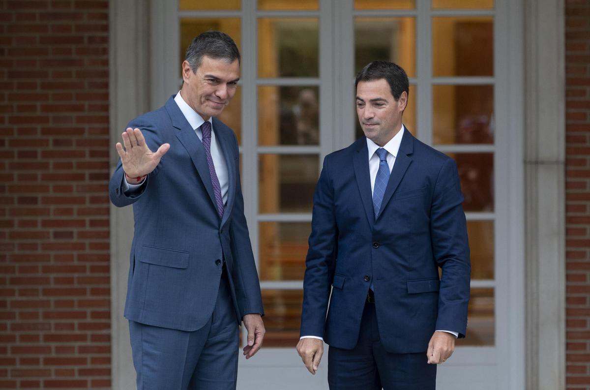 El presidente del Gobierno, Pedro Sánchez, y el lendakari, Imanol Pradales, durante el inicio de la ronda de contactos con los presidentes autonómicos.