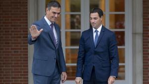 El presidente del Gobierno, Pedro Sánchez, y el lendakari, Imanol Pradales, durante el inicio de la ronda de contactos con los presidentes autonómicos.