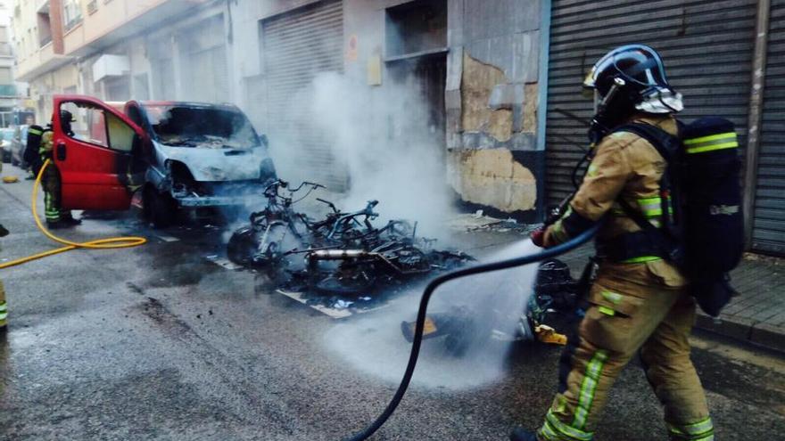 Un incendio en Las Delicias calcina cinco motos y una furgoneta