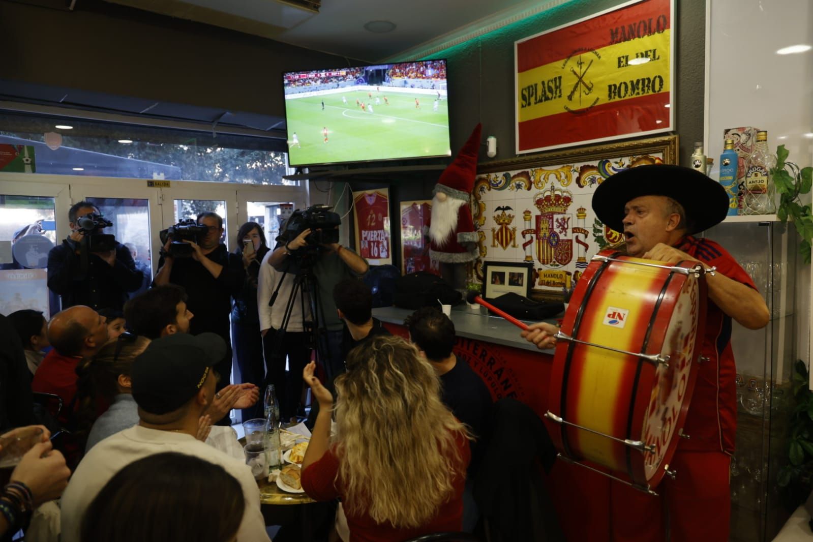 La afición llena bares y terrazas para seguir el Marruecos - España