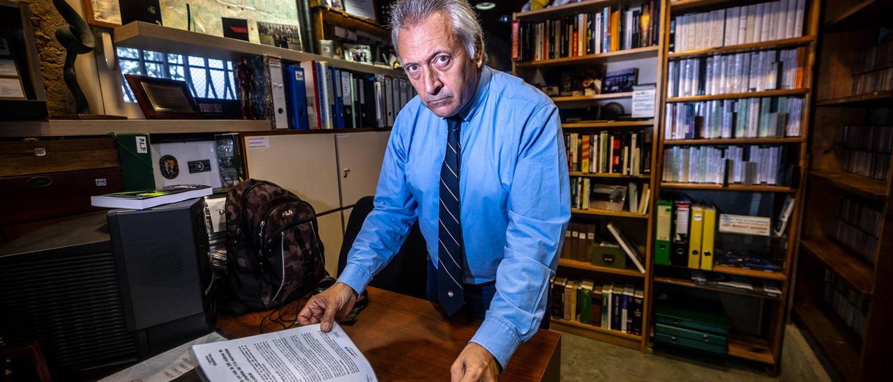 Robert Manrique, superviviente del atentado de ETA en Hipercor, en el despacho en que acumula documentos y enseres de víctimas del terrorismo.