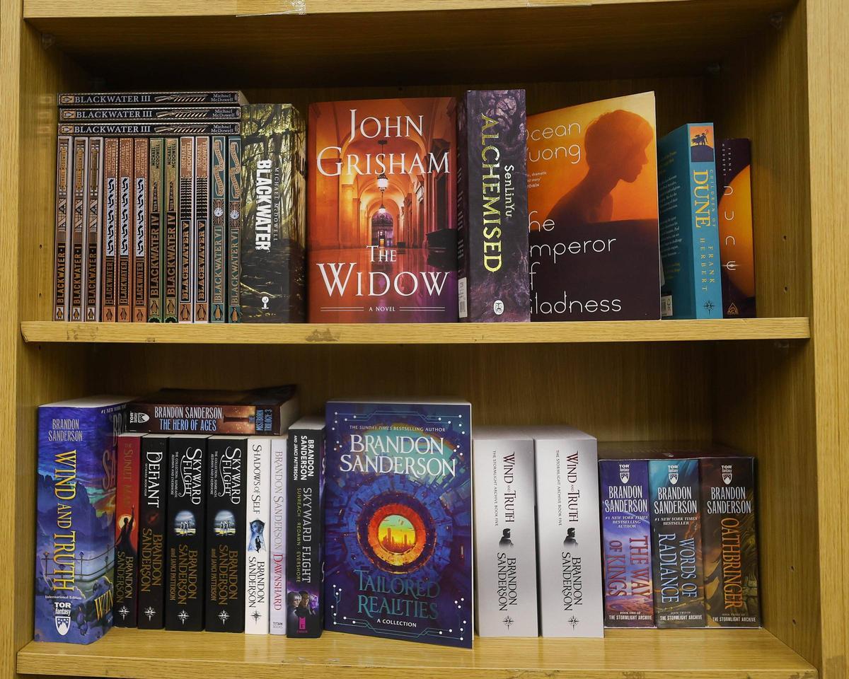 Libros de autores como Brandon Sanderson, en una librería valenciana.