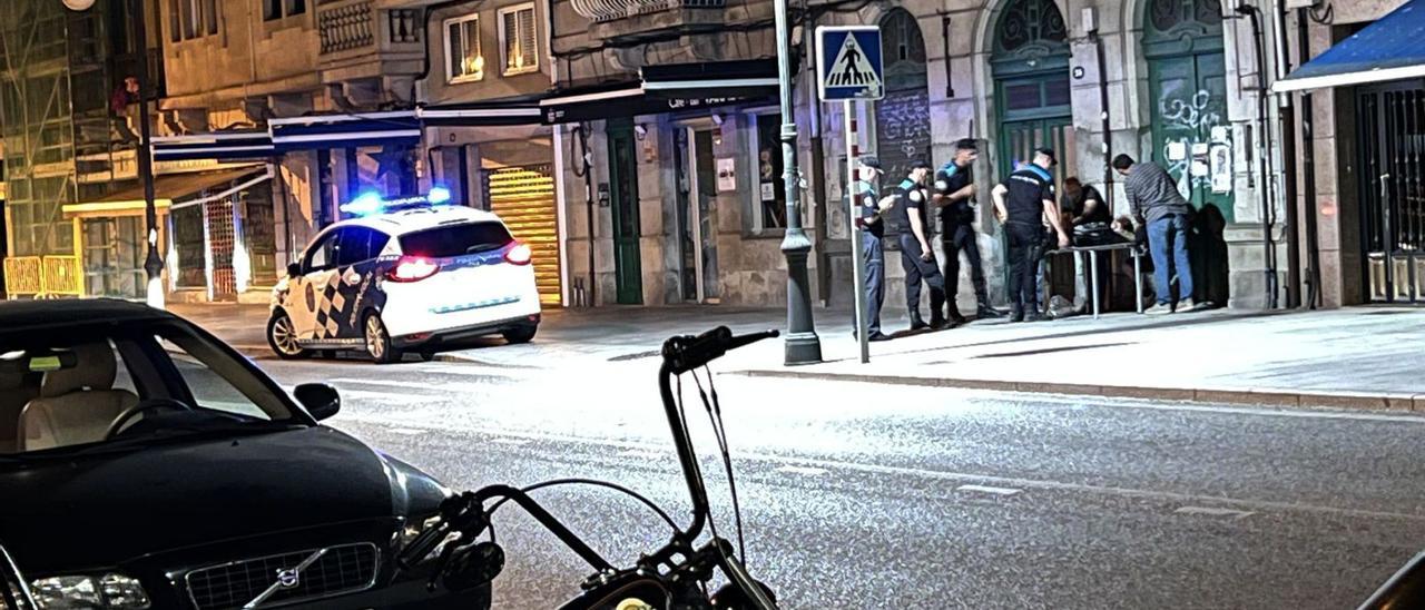 Una actuación de la Policía Local de Cangas. |   // FDV