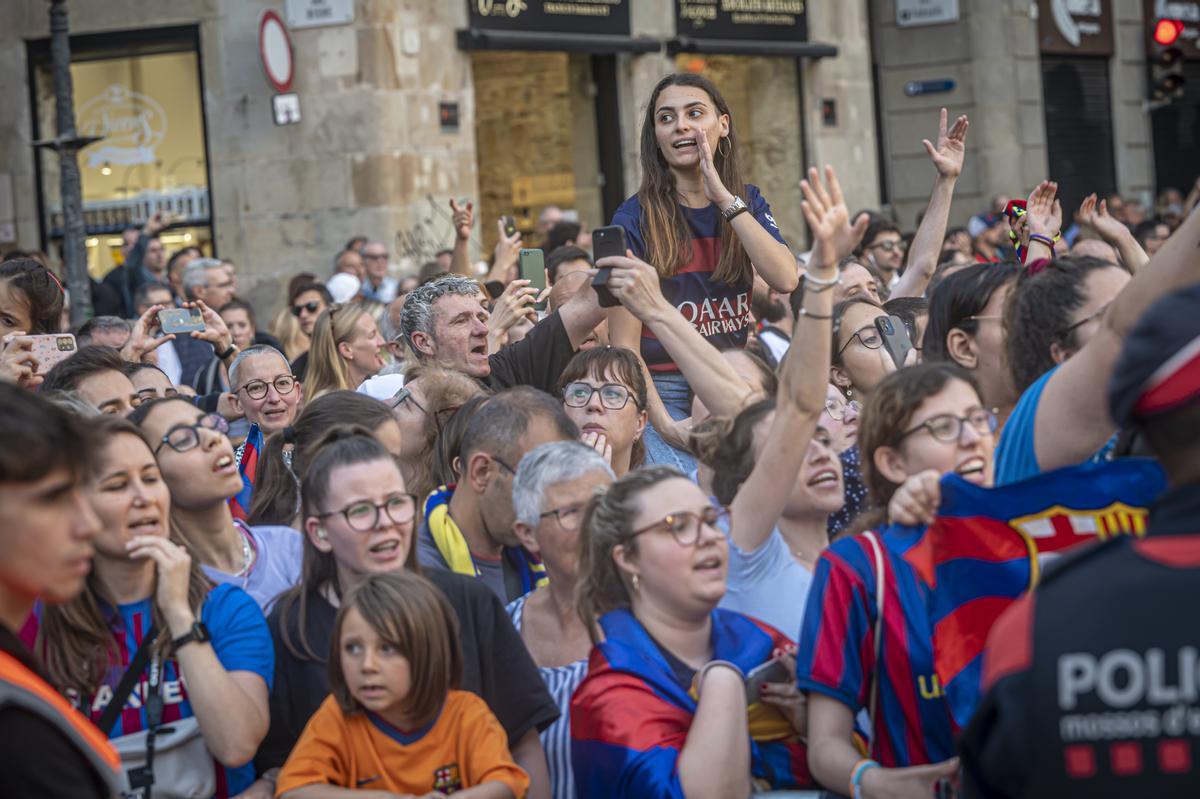 El Barça femenino celebra su Champions en la plaça Sant Jaume