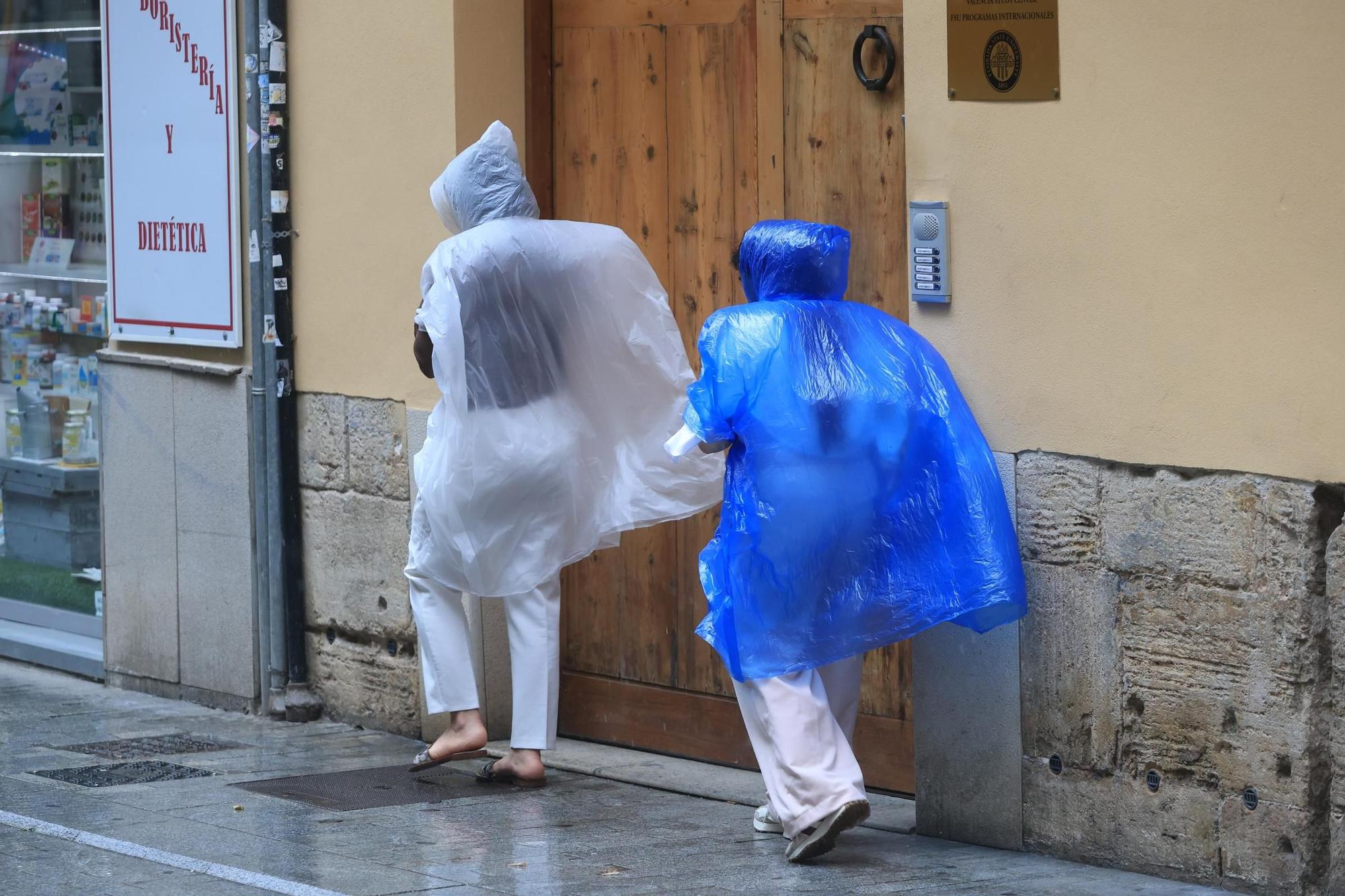 La lluvia cae con fuerza en el centro de València