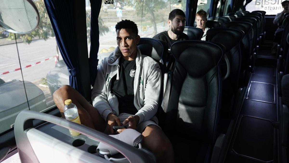 Tyson Pérez, en primer término, en el autobús del Unicaja.