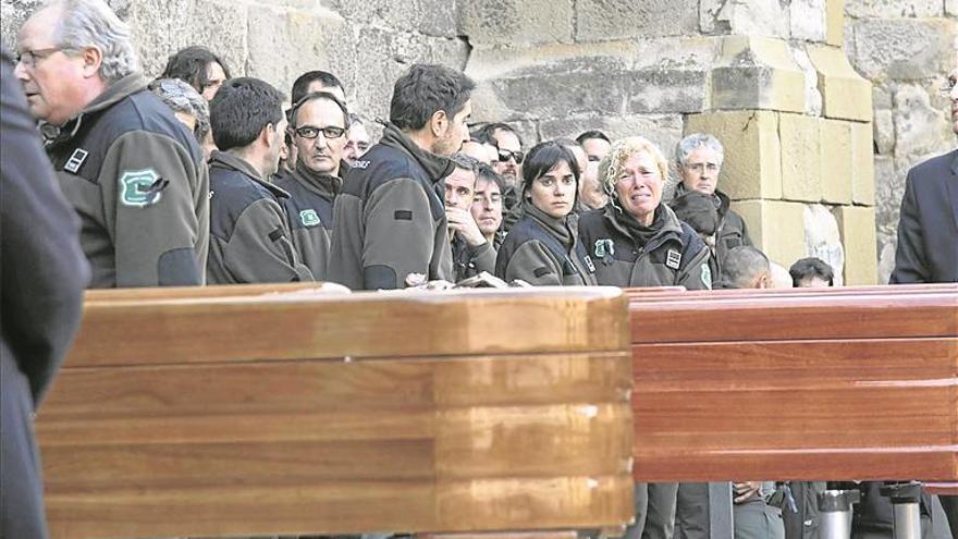 Multitudinario funeral por los forestales asesinados