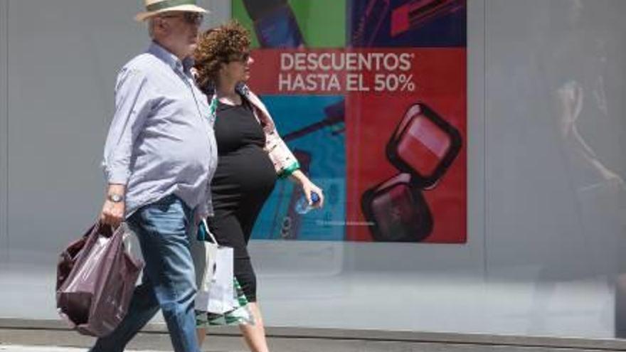 Un domingo de apertura comercia en la ciudad de Alicante.