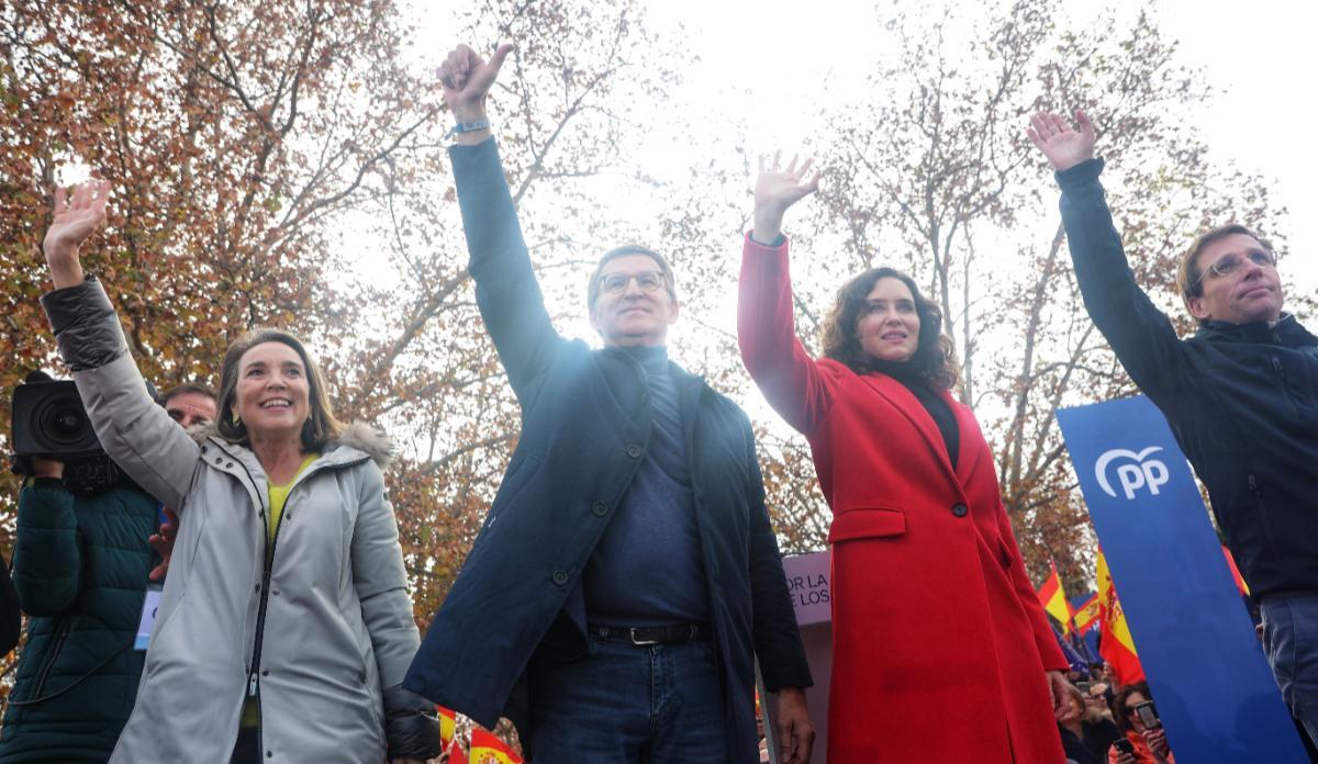 La secretaria general del PP, Cuca Gamarra, el presidente del Partido Popular, Alberto Núñez Feijóo, la presidenta de la Comunidad de Madrid, Isabel Díaz Ayuso, y el alcalde de Madrid, José Luis Martínez-Almeida, durante un acto del PP contra la amnistía, en el Templo de Debod, a 3 de diciembre de 2023, en Madrid (España).