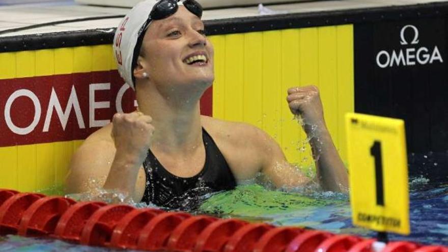 Mireia Belmonte celebra su triunfo en 200 estilos en el Europeo de piscina corta. / adam ciereszco / efe