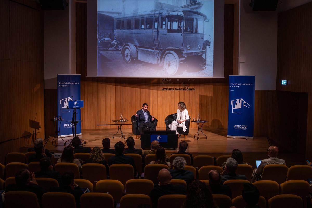 La Federació Empresarial i Catalana d'Autotransport de Viatgers (FECAV) presenta el libro ''L'autobús i l'autocar a Catalunya''. Joan Carles Salmeron, autor del libro.