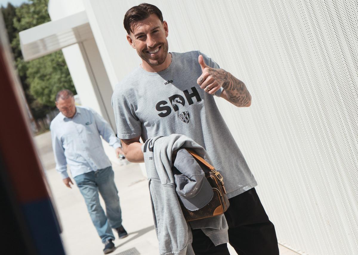Sergi Enrich, delante, y Agustín Lasaosa, detrás, antes del viaje a Ipurua.