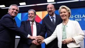 El presidente de Argentina Alberto Fernandez, el primer ministro de San Vincente y Granadinas Ralph Gonsalves, el presidente del Consejo Europeo Charles Michel y la presidenta de la Comisión Europea Ursula Von der Leyen.