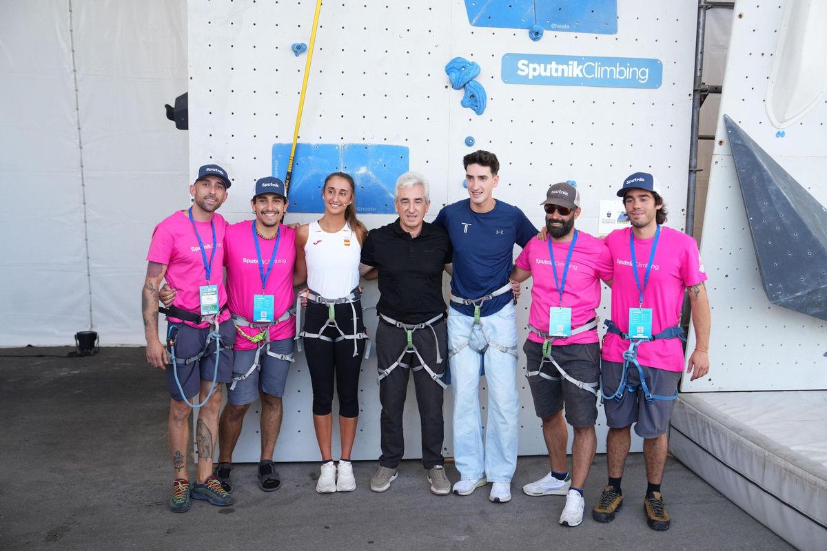El equipo de Sputnik junto a los olímpicos Anna Arnau y Jesús Tortosa, y el concejal de Deportes de Alcobendas, Jesús Tortosa.