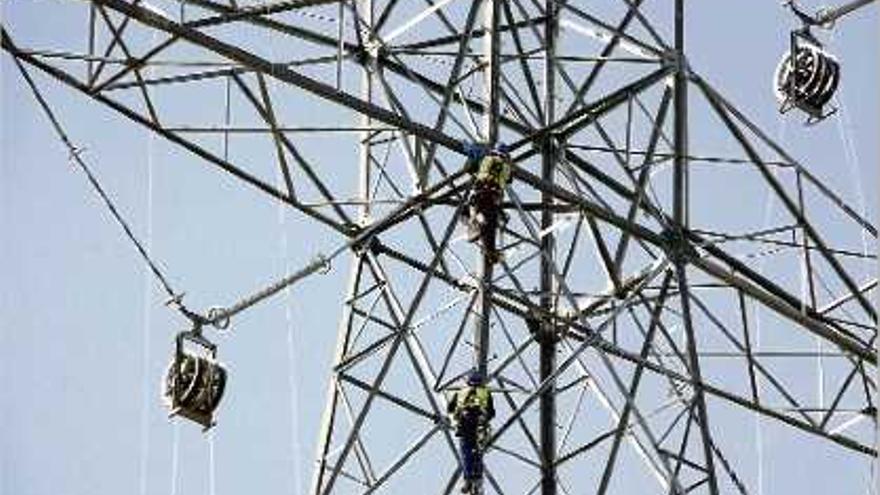 Operaris dalt d&#039;una de les torres de la MAT.