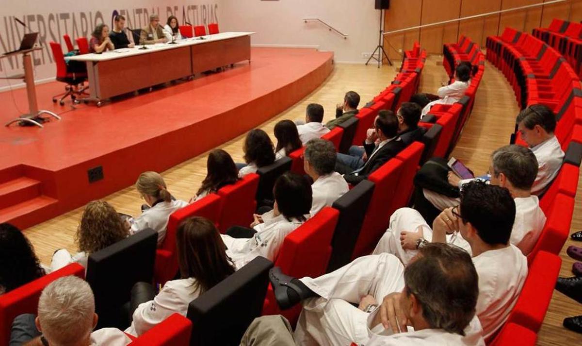 Asamblea de médicos en el HUCA.