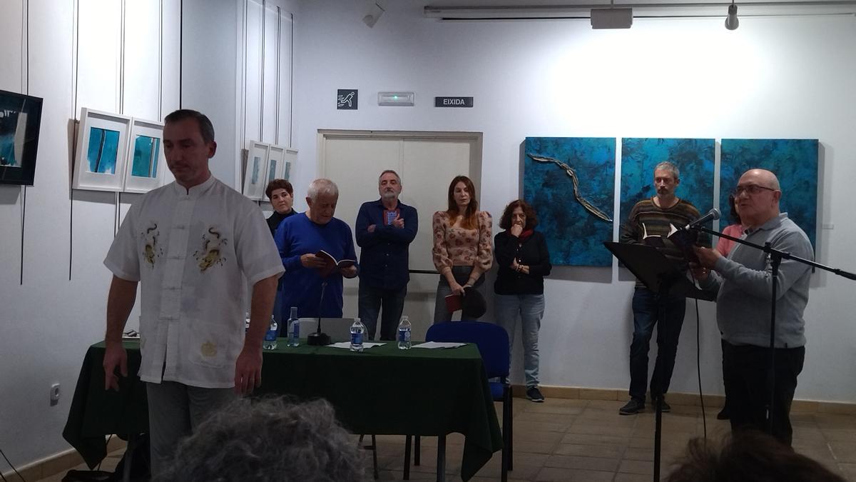 Manel Rodríguez-Castelló recita un dels seus poemes mentre Miquelo fa un exercici de "txikung"