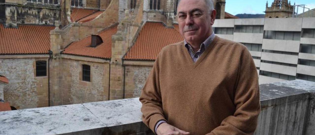 Ignacio Alonso, en la terraza de su despacho, con vistas a la catedral de Oviedo.