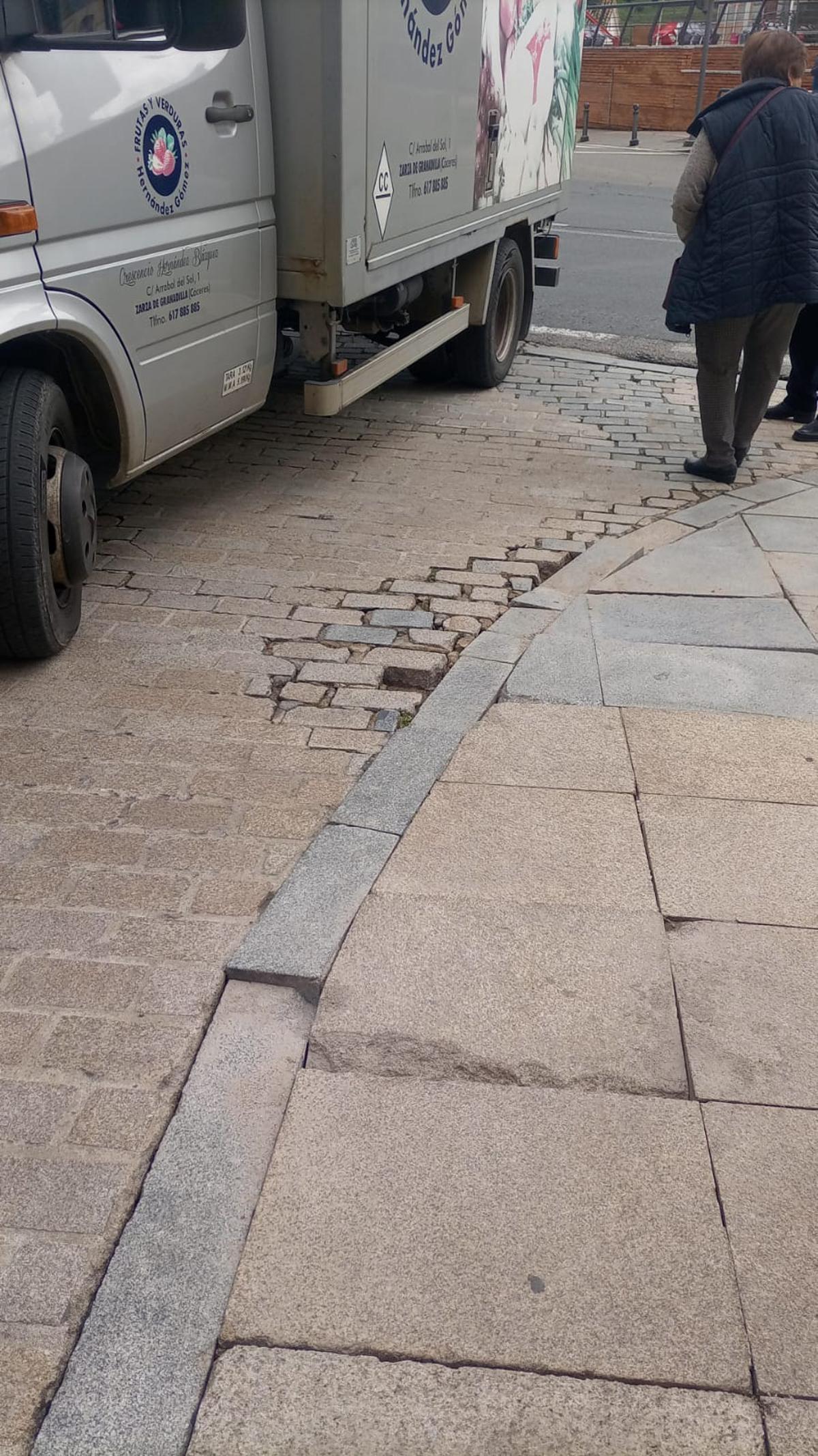 Adoquines en mal estado, en la calle Talavera de Plasencia.