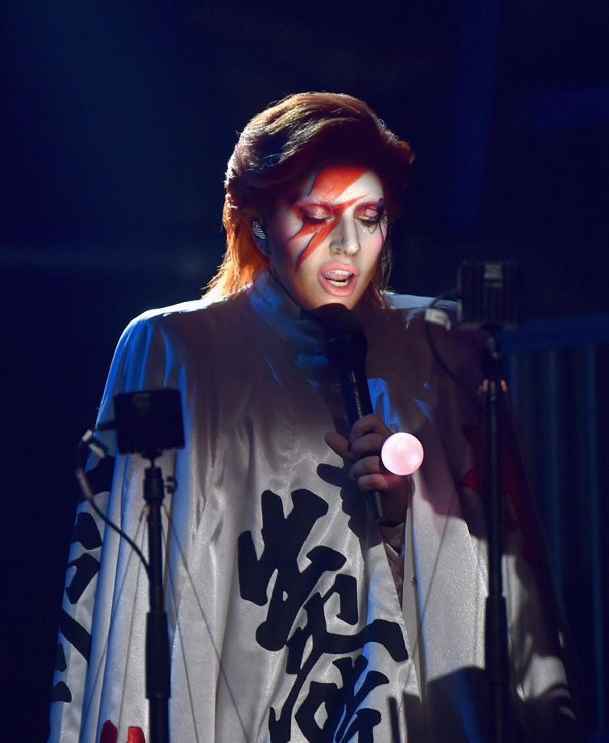 El homenaje de Lady Gaga a David Bowie en los Premios Grammy 2016