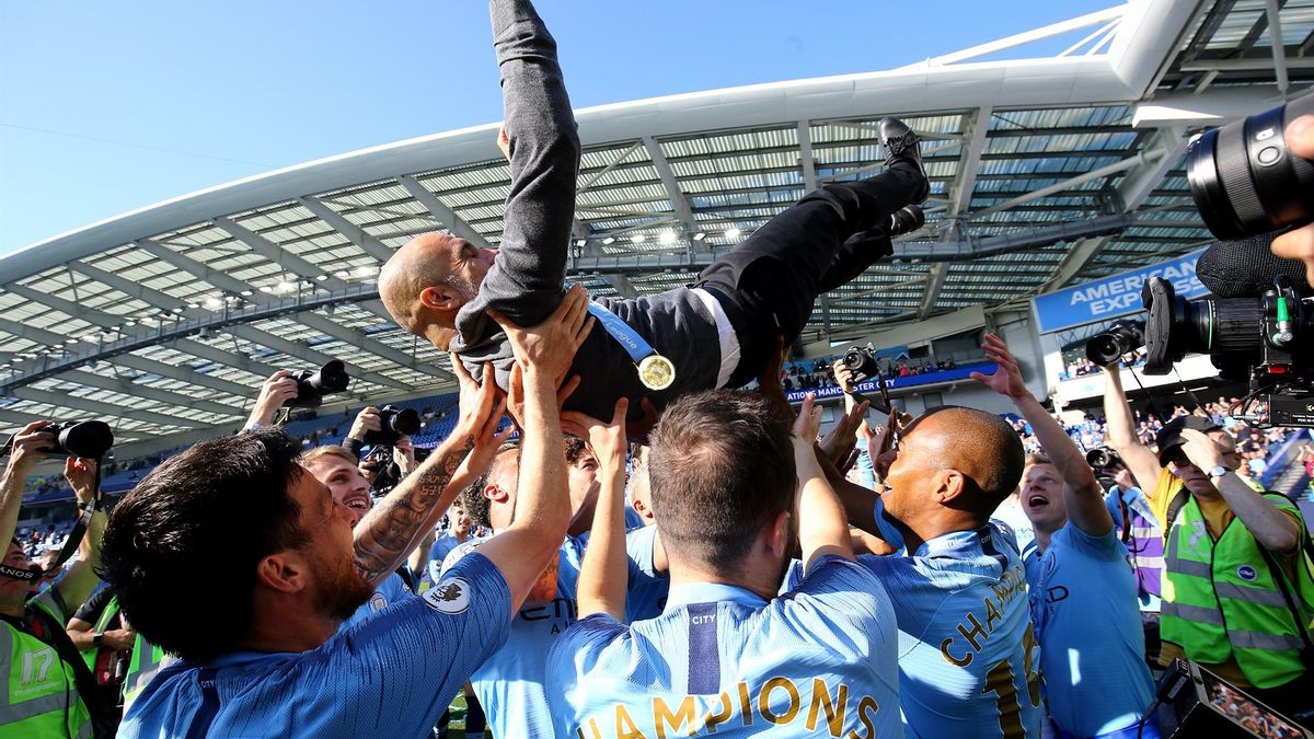 Los jugadores del Manchester City mantean a Guardiola en la celebración de un título anterior