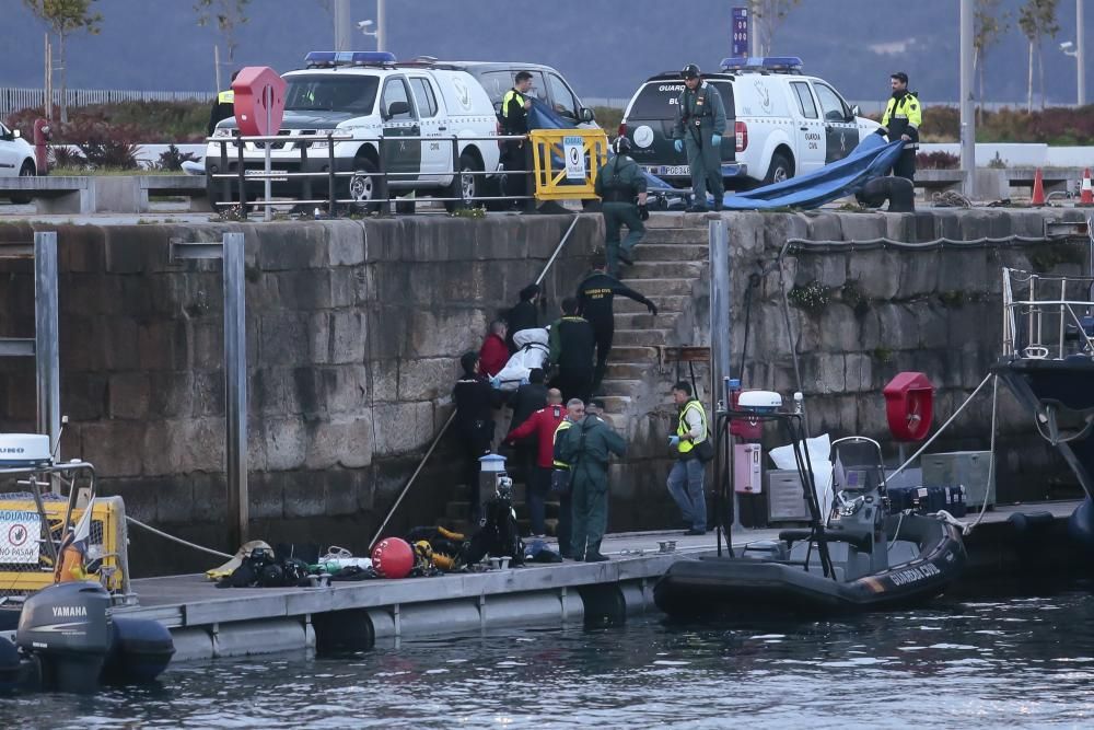 Amigos de Alexis Macía participantes en el rastreo localizaron el cadáver sobre la arena, cerca de la proa del pesquero hundido "Mar de Marín"