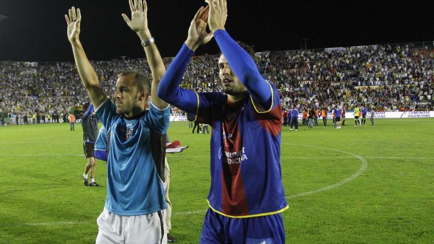 Juanlu y Stuani saludan al público tras aquel partido de 2011.