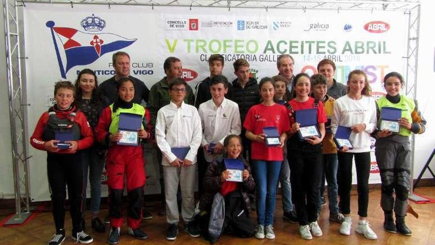 Todos los premiados de la regata, en el Náutico de Vigo. // FdV