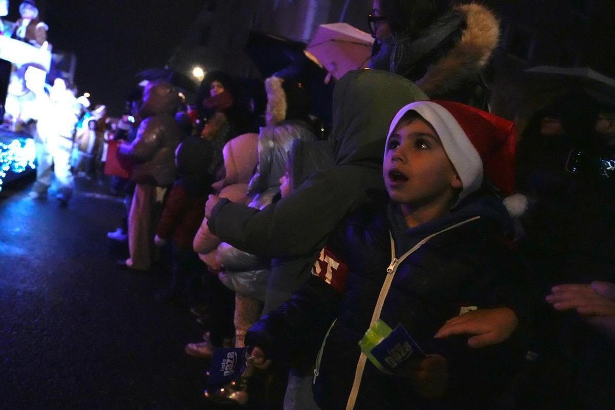 Papá Noel y la Cabalgaza desafían a la lluvia y vuelve a llenar las calles de Zamora