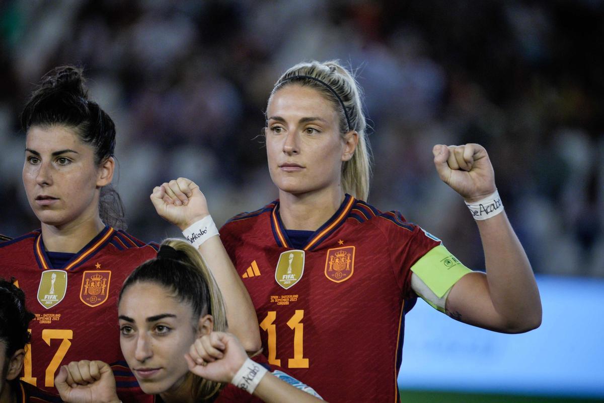 Alexia luciendo el lema &quot;Se acabó&quot; en una muñquera antes de empezar el partido