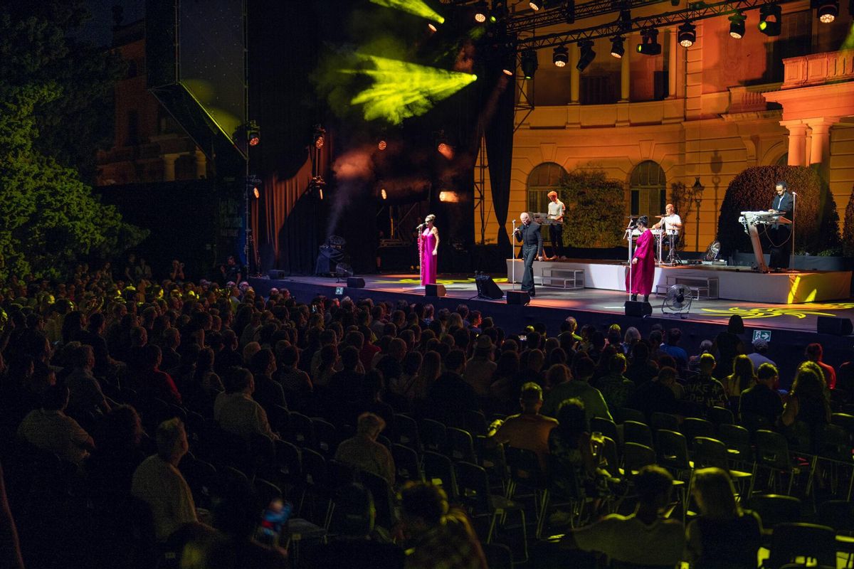 "¿Es un jardín con especies protegidas el lugar ideal para montar un festival musical?" "¿Es un jardín con especies protegidas el lugar ideal para montar un festival musical?"