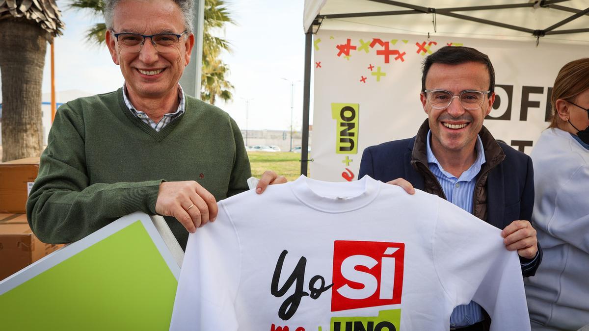 José Luis Quintana y Miguel Ángel Gallardo, en el último día de campaña a favor del ‘sí’ a la unión de Don Benito y Villanueva de la Serena.