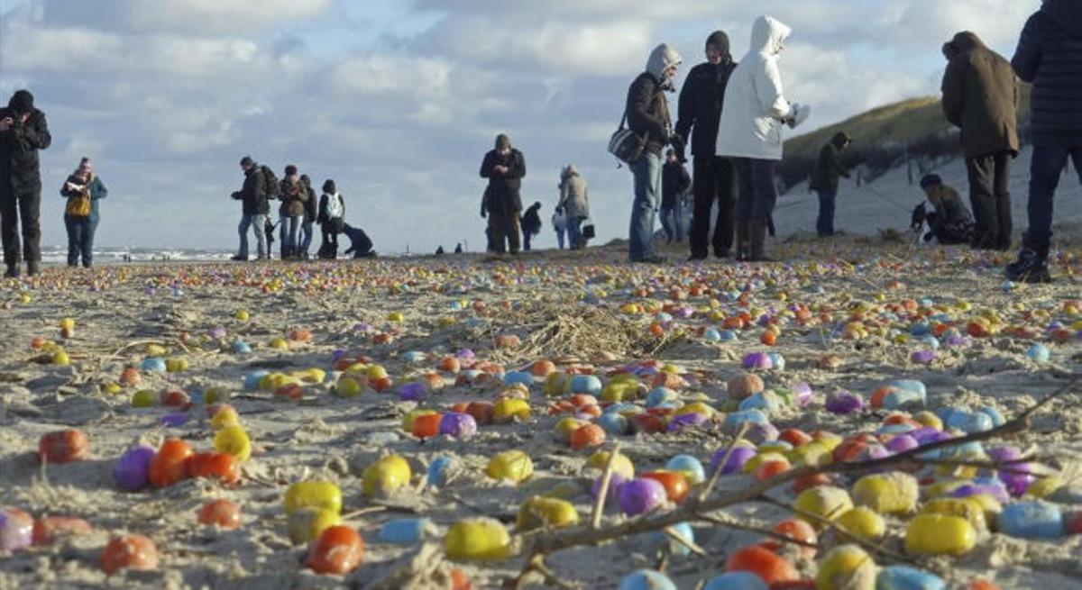 Desenes de milers de sorpreses d’ous de xocolata en una platja d’una illa alemanya.